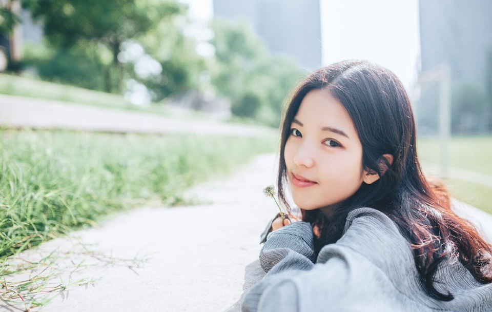 曾认为即使穷困潦倒走头无路，亲情就是最后的稻草，也会伸出温暖的双手。现在慢慢才知道，变质了的亲情就只剩无情了，疏远和冷漠才是真正的面孔!实力永远决定你在亲情中的位置!任何时候只能相信自己。